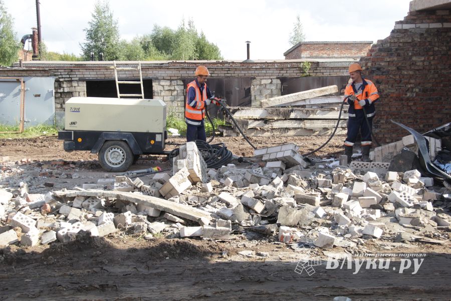 Расчистка местности для строительства путепровода в Великих Луках продолжается (ФОТО)