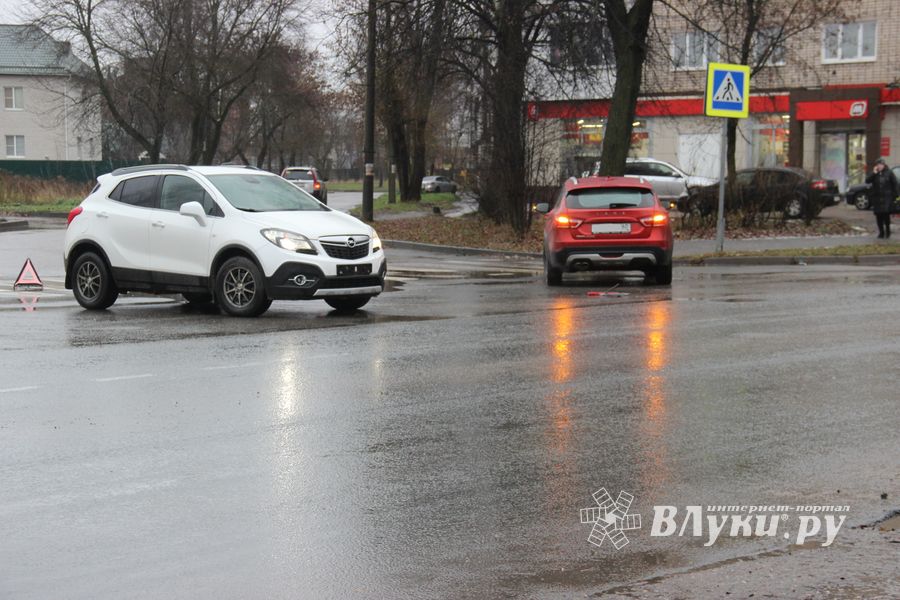 ДТП на проспекте Гагарина в Великих Луках (ФОТО)