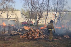 На пожаре в пр. Нелидовском ликвидировали открытое горение (ФОТО)