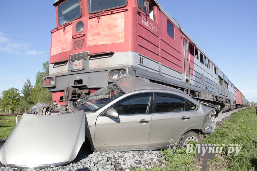 Фоторепортаж: ДТП на железнодорожном переезде в Великих Луках