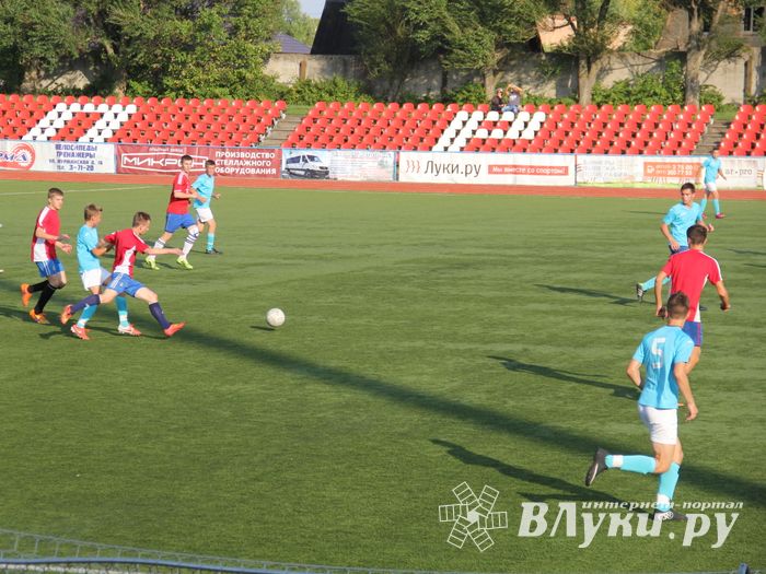 В минувшие выходные великолучане сыграли в футбол (фото)