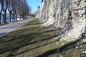 Вандалы уничтожили 34 светильника на набережной реки Великой (фото)