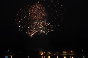 В Великих Луках прогремел праздничный салют в честь Дня Победы (ФОТО)