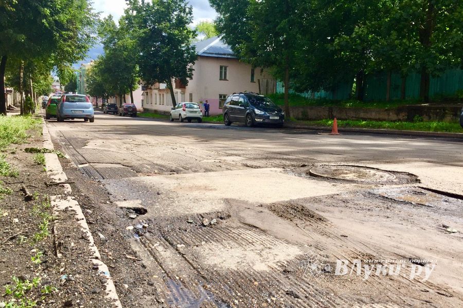 Ремонтировать ул. К. Либкнехта мешают припаркованные автомобили (ФОТО)