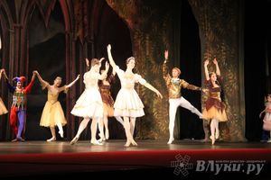 Московский театр «Корона Русского Балета» представил великолучанам балет «Лебединое озеро»