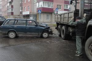 ДТП в Великих Луках: ВАЗ-2104 пытался протаранить грузовик