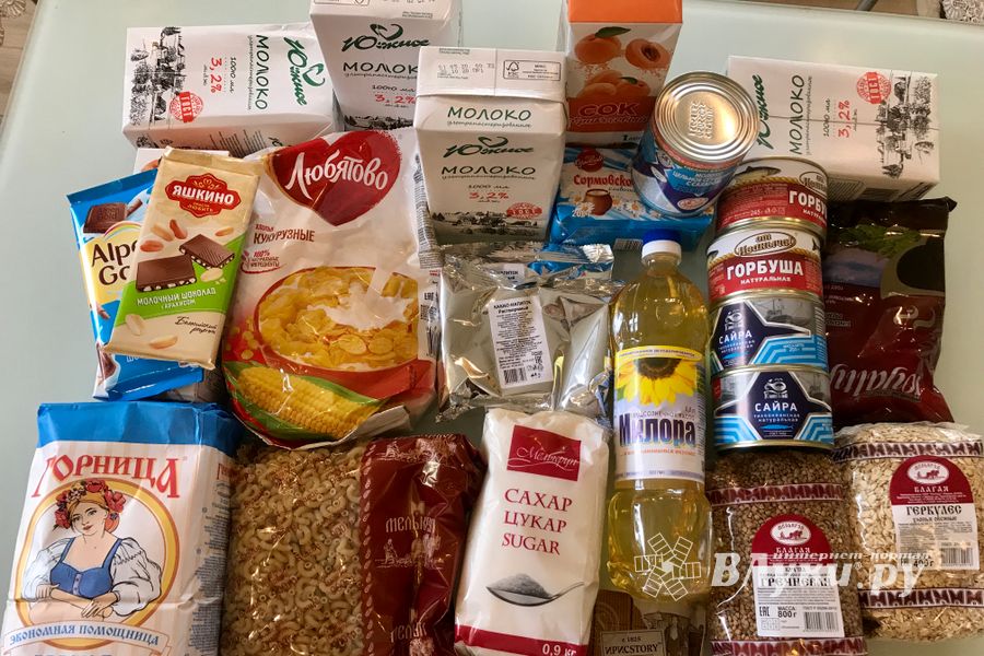 Великолукским школьникам стали раздавать продуктовые наборы (ФОТО)