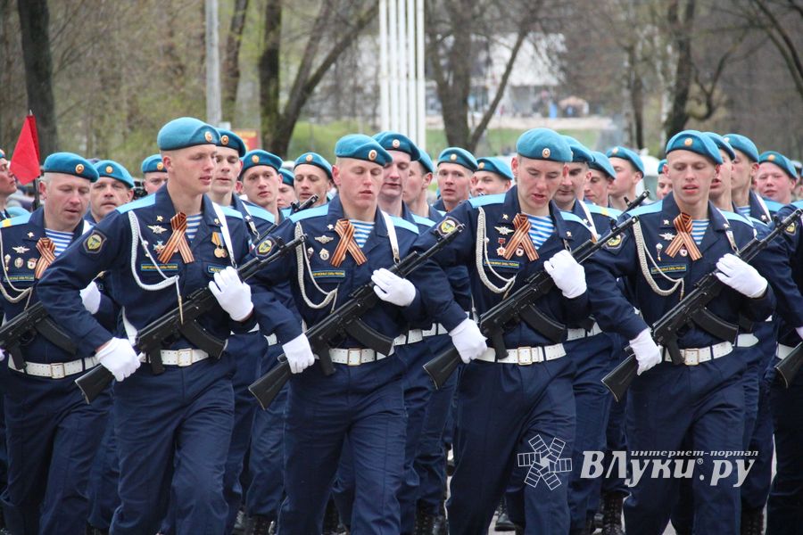 В Великих Луках прошел Парад Победы (ФОТО)