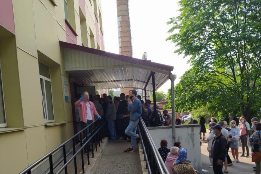 У городской поликлиники – огромная очередь (ФОТО)