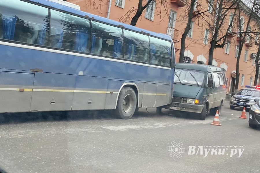 Ещё одно ДТП с «ГАЗелью» произошло в Великих Луках