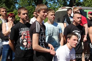 В Великих Луках состояли соревнования по подтягиванию на турнике (фото)