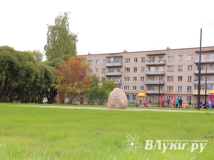 Благоустроенный сквер по улице Жукова начал радовать детей (фото)