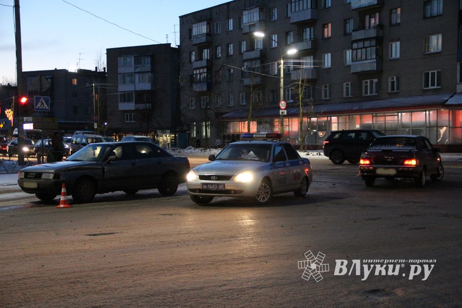 В Великих Луках столкнулись Ауди и ВАЗ (ФОТО)