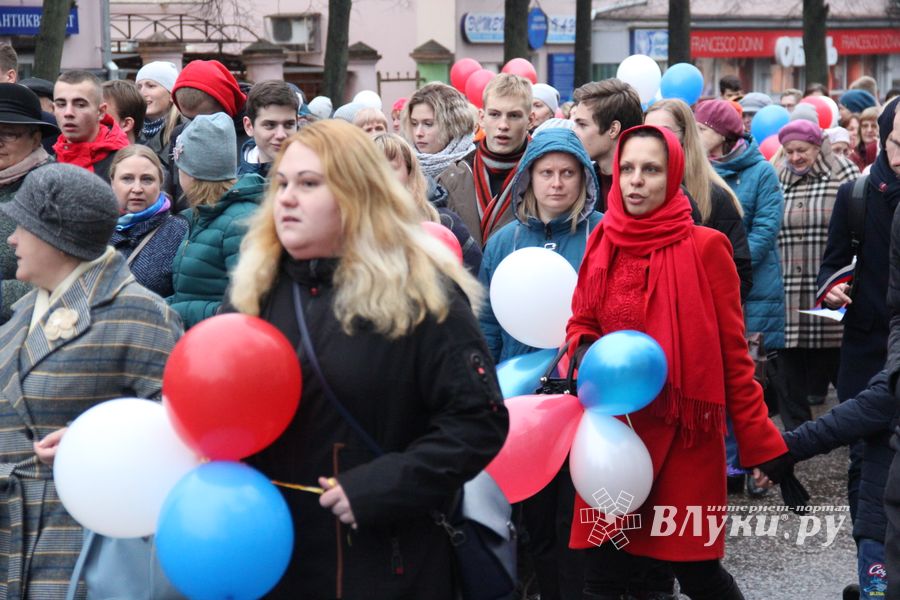 В Великих Луках прошло праздничное шествие (ФОТО)