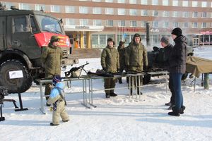 Великолучанам показывают армейскую технику и кормят кашей (6+) (ФОТО)