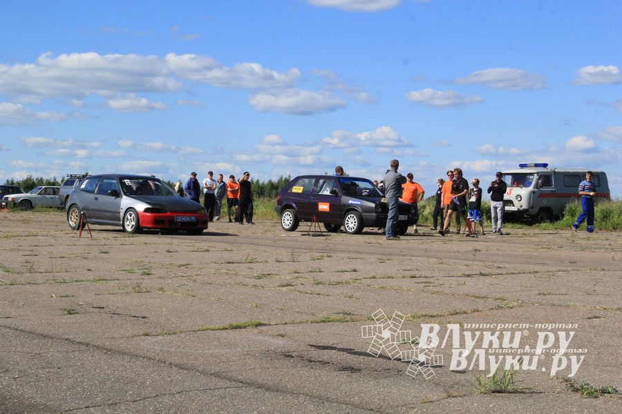 В Великих Луках прошел I этап Открытого чемпионата г. Великие Луки по Drag Racing (фото)