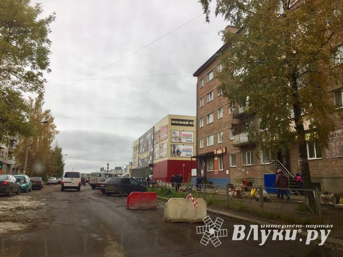 И в дождь, и в стужу бетон — на лужу (ФОТО)