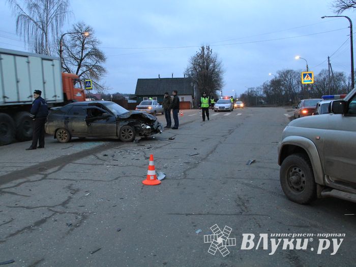 В Великих Луках произошла авария (фото)