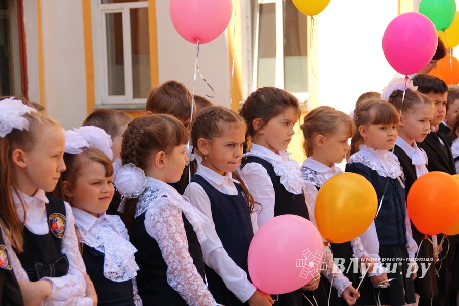 В Великих Луках прозвенели «последние» звонки (ФОТО)