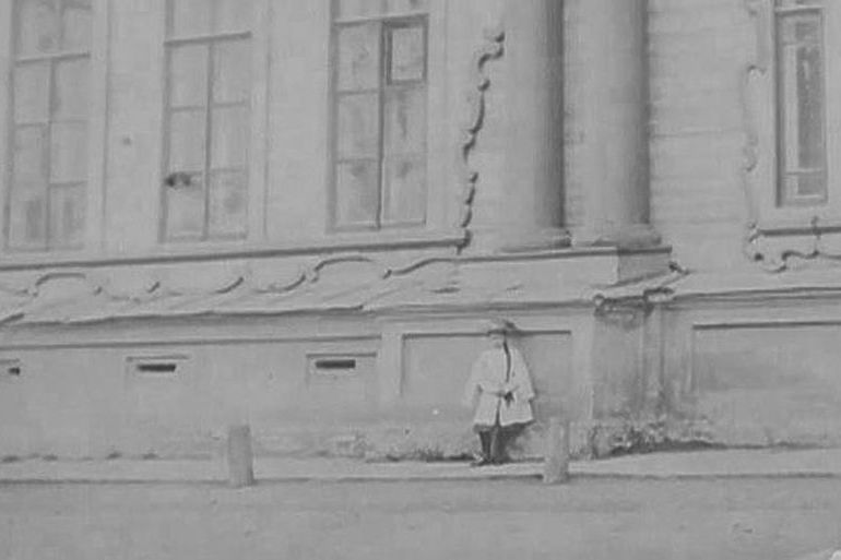 На старинных фото  обнаружилась "девочка-призрак" (фото)