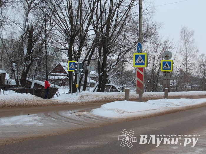 В Великих Луках появился новый светофор