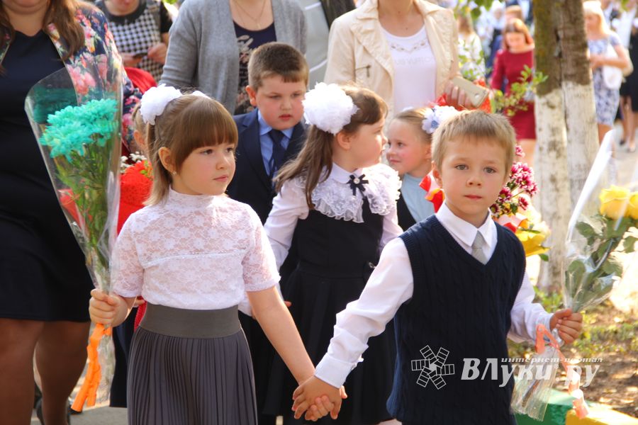 1 сентября в школах Великих Лук прошли Торжественные линейки (ФОТО)