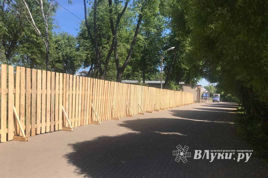 Очередной этап реконструкции парка в Великих Луках (ФОТО)