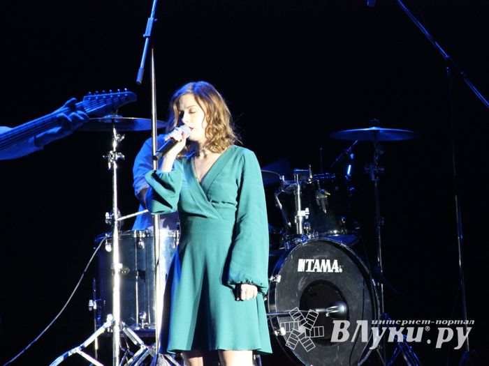 В Великих Луках состоялся концерт Юлии Савичевой (фото)
