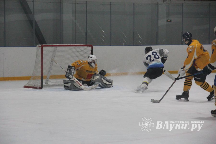 Две великолукские команды хоккеистов одержали победы в домашних матчах (ФОТО)