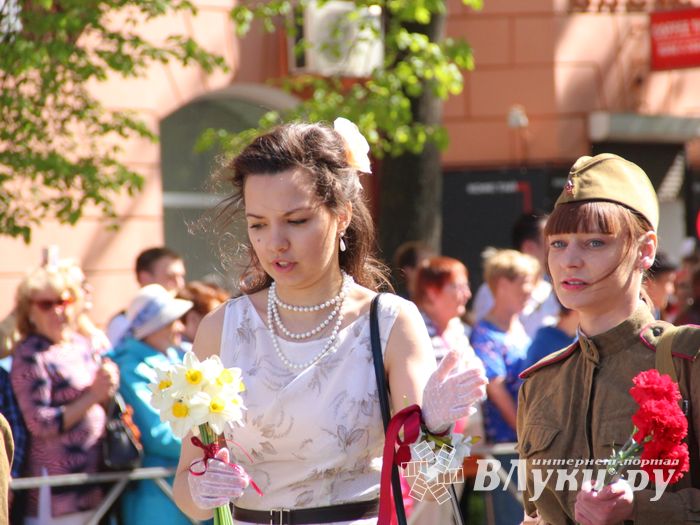 По центральному проспекту Великих Лук прошёл  «Бессмертный полк» (0+) (ФОТО)