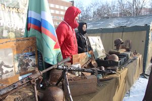 Великолучанам показывают армейскую технику и кормят кашей (6+) (ФОТО)