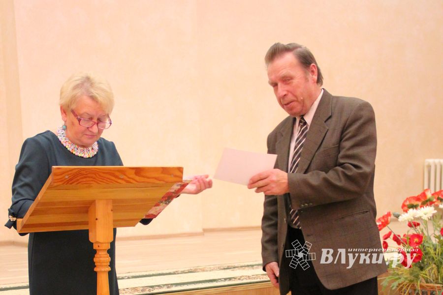 В Великих Луках ученики школы №13 поздравили своих педагогов (ФОТО)