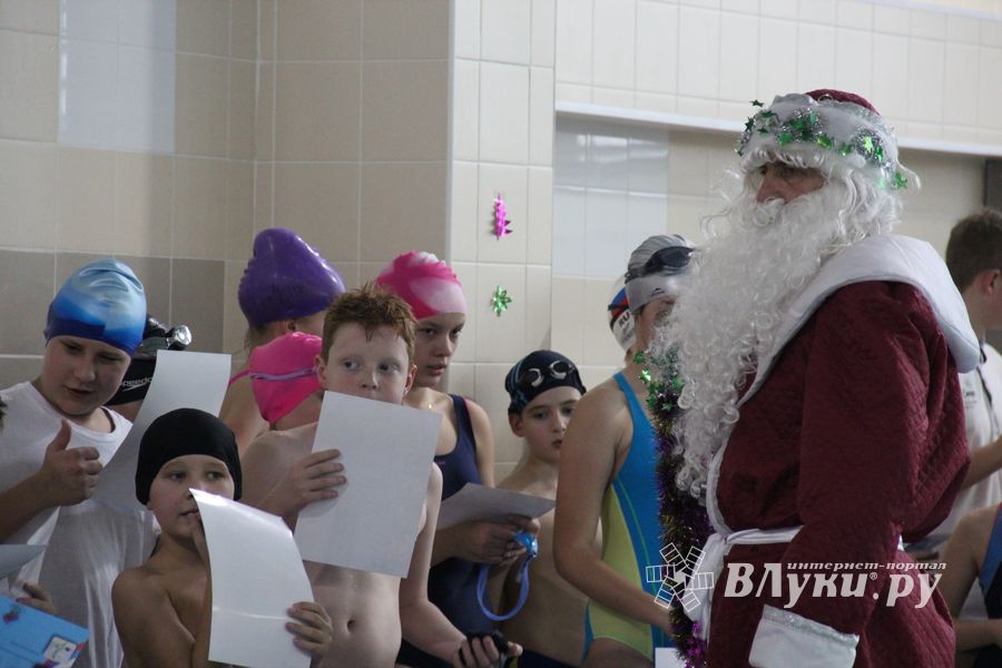 В Великолукском Айсберге прошли соревнования по плаванию на призы Деда Мороза (ФОТО)