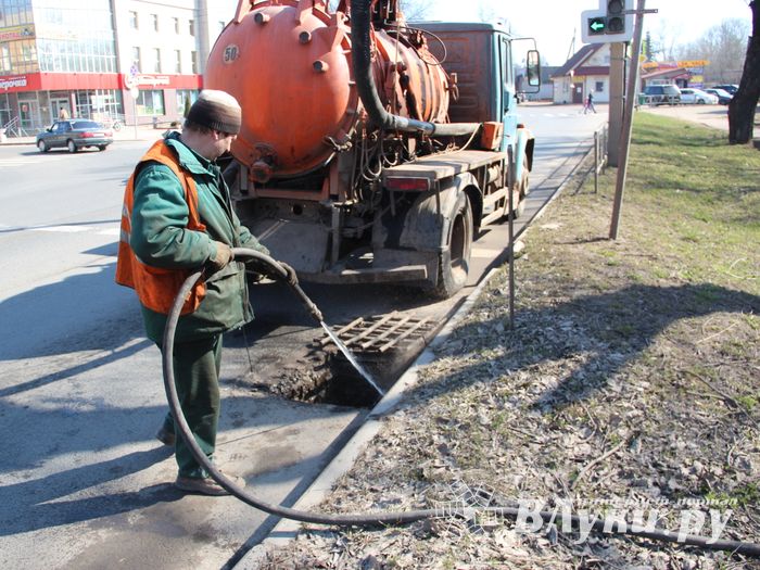 В Великих Луках прочищают «ливнёвку» (ФОТО)