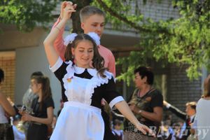 В Великих Луках прозвенели «Последние звонки»