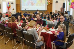 Андрей Турчак поблагодарил приемных родителей за любовь и тепло, которые они дарят детям (ФОТО)