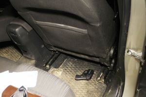 В ночных клубах Великих Лук в ходе полицейских проверок у молодых людей изъяты наркотики и оружие (фото)