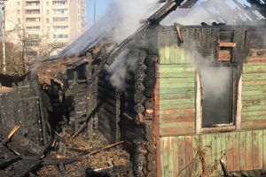 В Великих Луках сгорел нежилой дом (ФОТО; ВИЛЕО)