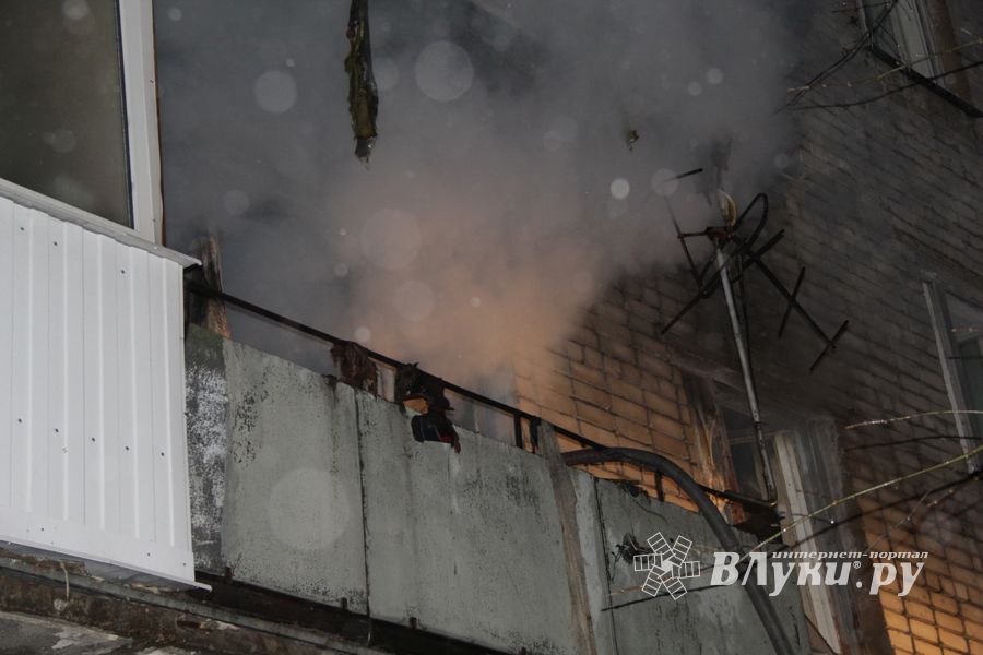 Фоторепортаж: пожар на Зверева в Великих Луках (ФОТО 18+)