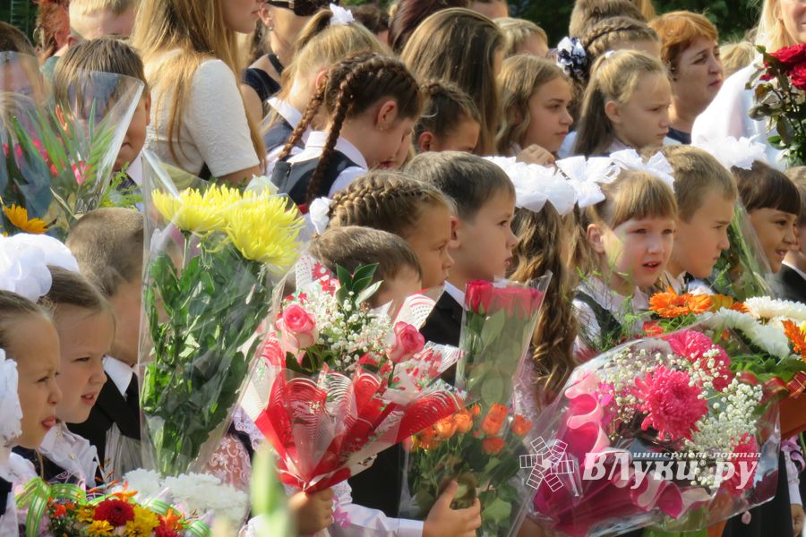 1 сентября в школах Великих Лук прошли Торжественные линейки (ФОТО)