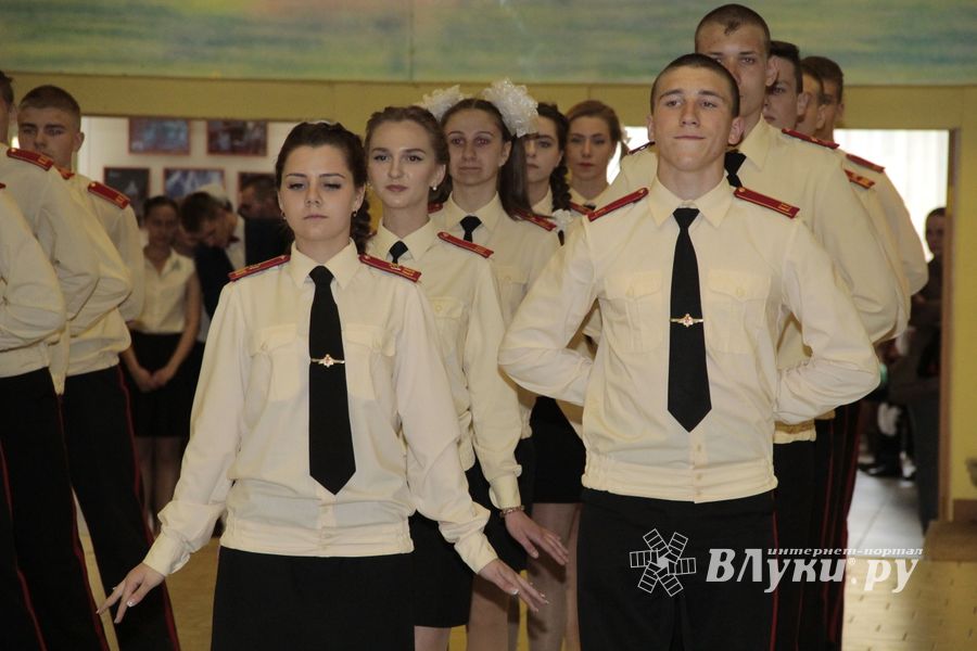 В Великих Луках состоялся кадетско-лицейский бал (ФОТО)