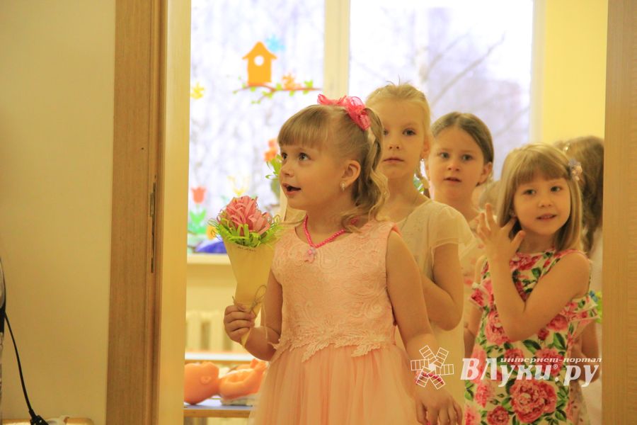 Великолукские школьники поздравили мам и учительниц (ФОТО)