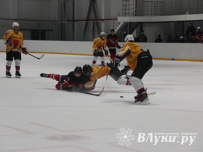 Хоккейные матчи чемпионатов города Великие Луки и Псковской области по хоккею прошли в СОК «Айсберг» (ФОТО)