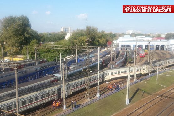 На Рижском вокзале Москвы два вагона сошли с рельсов (фото)