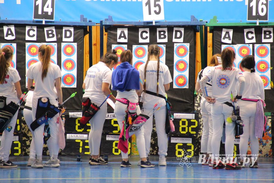 В Великих Луках проходят соревнования по стрельбе из лука (ФОТО)