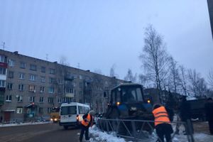Из Великих Лук вывозят снег (ФОТО)