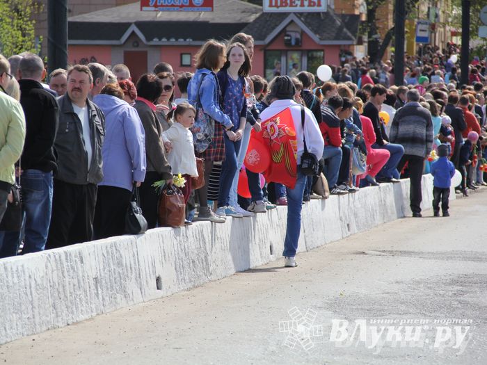Парад Победы в Великих Луках (фото)