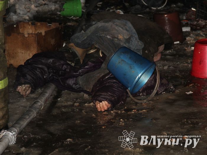 Фоторепортаж: пожар на Зверева в Великих Луках (ФОТО 18+)