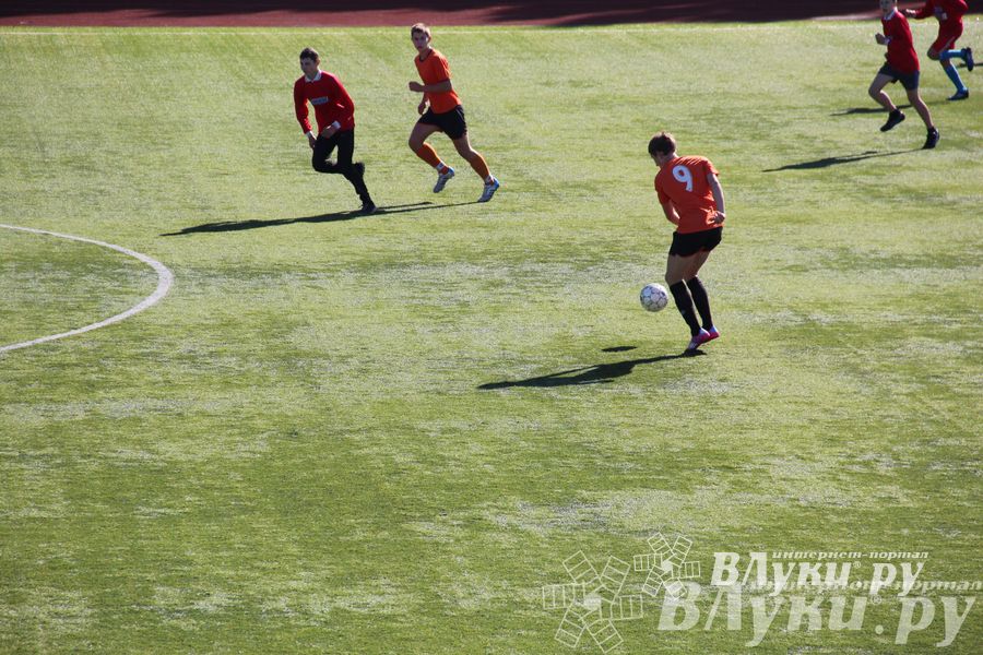В Великих Луках стартовал открытый турнир по футболу