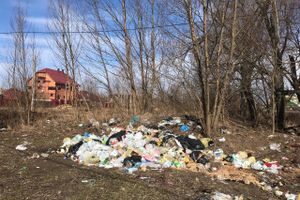 На набережной Лазавицкой угрожающе растёт помойка (ФОТО)